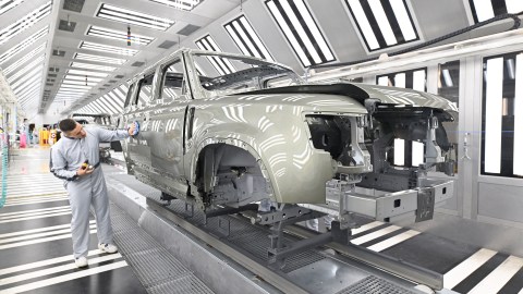 Jaguar Land Rover enfrenta crisis digital y suspende operaciones.