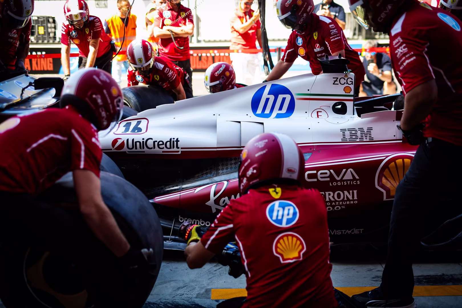 Ferrari SF-25 se viste de azul para honrar el legado de Niki Lauda.