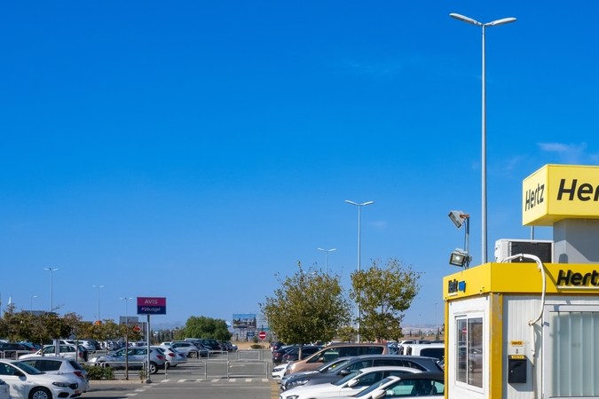 Clientes de Hertz enfrentan cobros por daños detectados por IA.