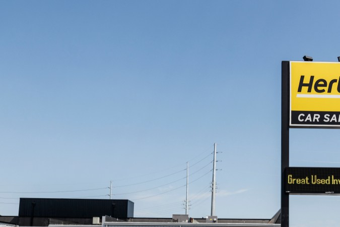 ¿Cobros injustos? La IA en el alquiler de autos bajo escrutinio.