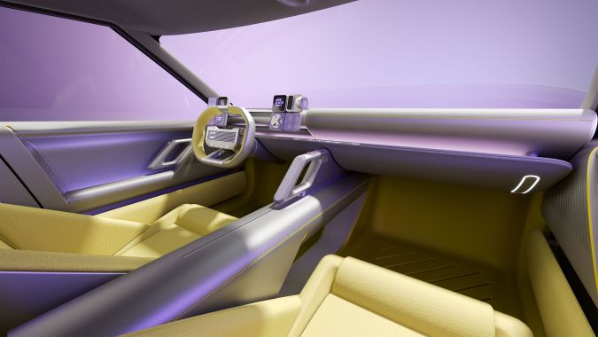Acero y neón: El Hyundai Concept Three redefine la movilidad urbana.