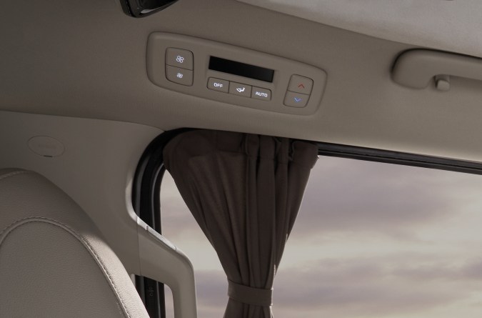 Kia Carnival Hi Limousine actualizada: elegancia y confort para viajes largos.