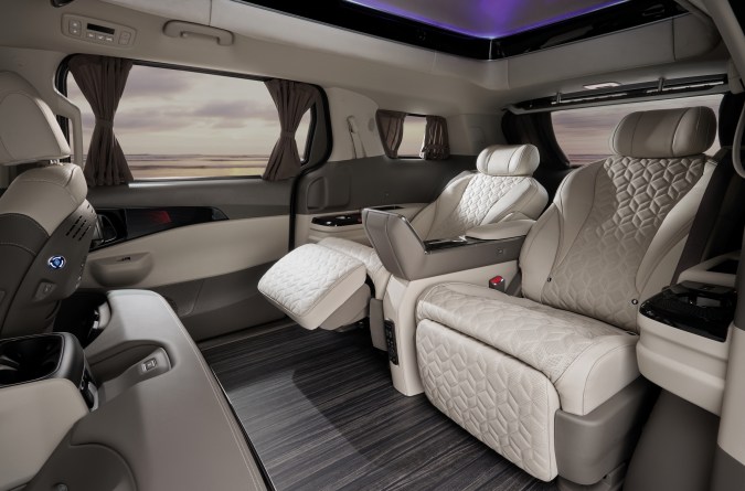 Kia Carnival Hi Limousine actualizada: elegancia y confort para viajes largos.
