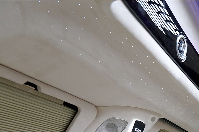 Kia Carnival Hi Limousine: minivan con techo extendido y asientos VIP.