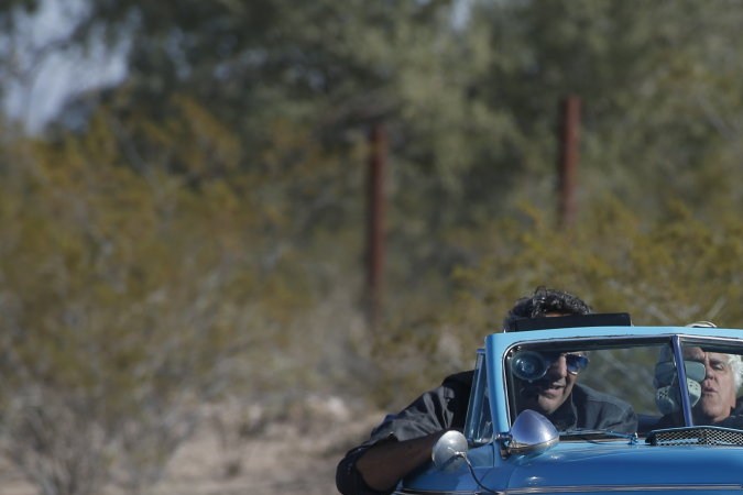 Descubre los garajes de las estrellas con autos vintage únicos.