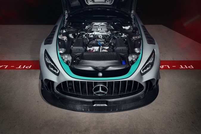 Mercedes-AMG GT2 Edition W16 tiene un poderoso motor que genera 830 caballos de fuerza.