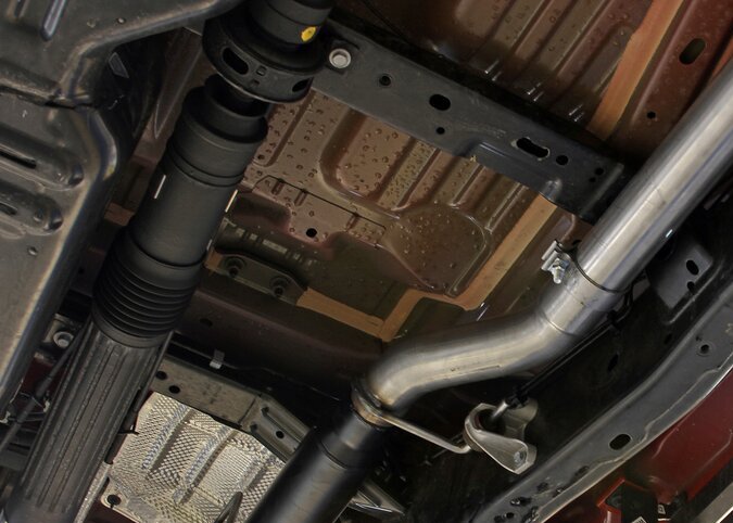 ¿Ruido en el escape? Aprende las señales de un mofle dañado y cómo solucionarlo.