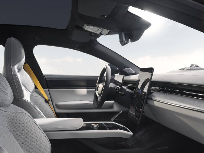 Polestar 5 tiene un interior amplio y cómodo.
