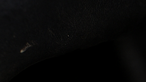 Primer plano de un solenoide de arranque de automóvil instalado en el motor.