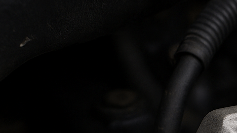 Primer plano de un solenoide de arranque de automóvil instalado en el motor.