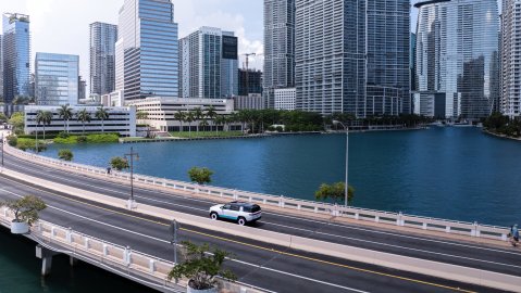 Conoce el SUV eléctrico Rivian R1S inspirado en Miami.
