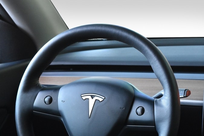 Convierte tu Tesla en un trineo con Santa Mode para una Navidad mágica.