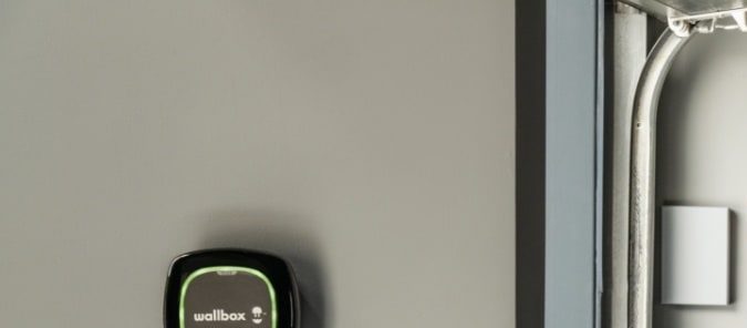 Wallbox Pulsar Plus: potencia compacta para tu garaje eléctrico.
