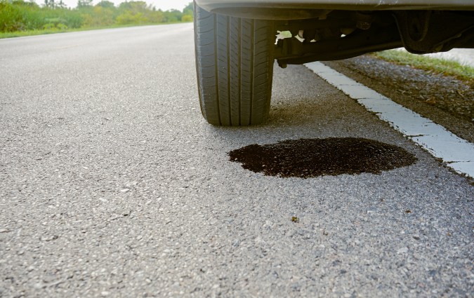 Muchos autos sufren de fuga de aceite de motor.