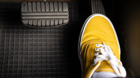 pedal acelerador atascado