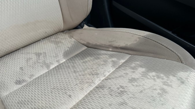 Unas juntas dañadas puede hacer que el agua entre al interior del auto.