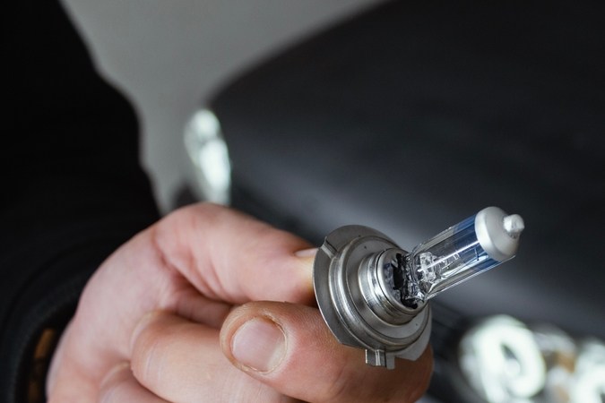 Cómo elegir la bombilla perfecta para tu faro de carro