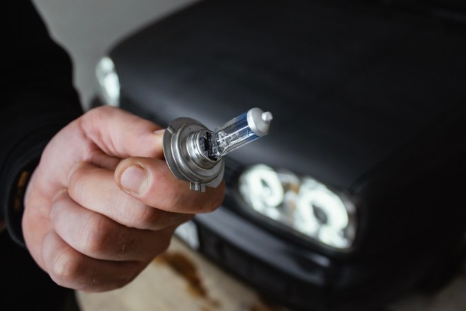 Cómo elegir la bombilla perfecta para tu faro de carro
