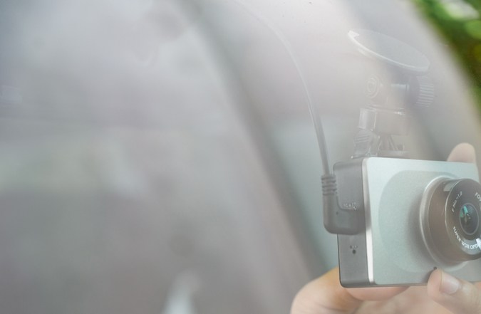 Descubre cómo ocultar cables al instalar una dash cam en tu carro.