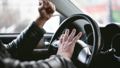 conductor agresivo al volante