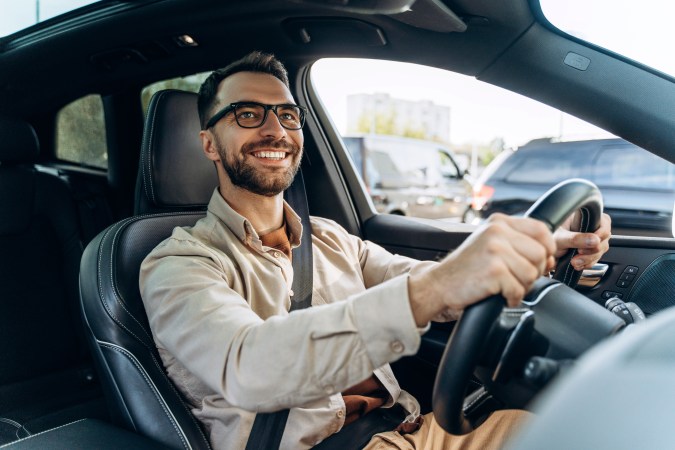 conducir con ambas manos