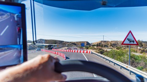 Trucos para mantenerte centrado en el carril al conducir.