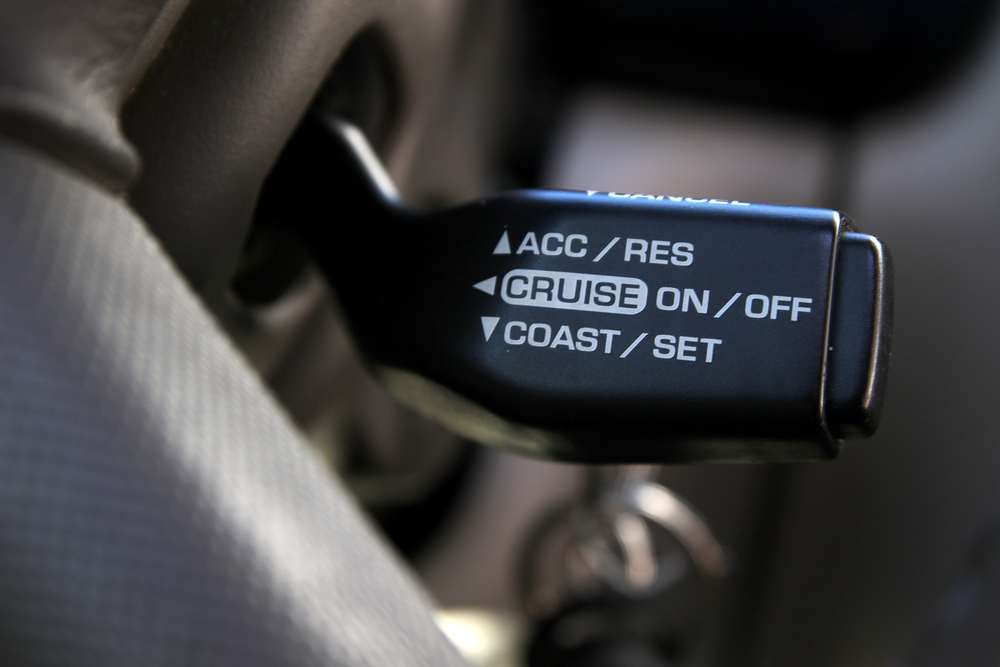 Pros y contras del cruise control para ahorrar gasolina en viajes largos.