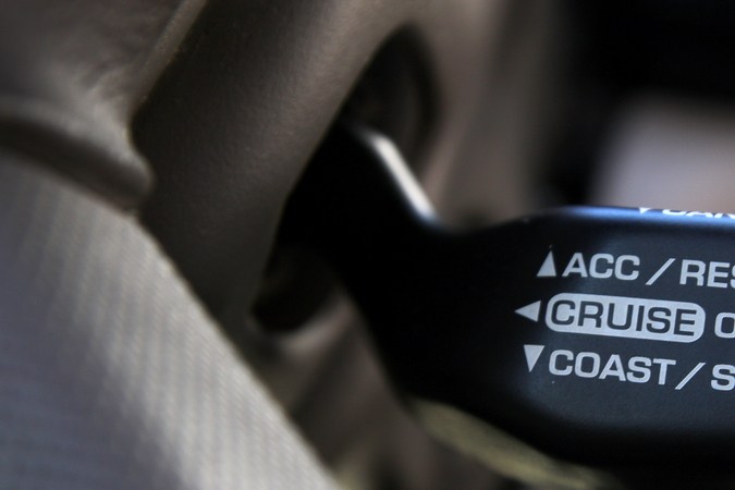 Pros y contras del cruise control para ahorrar gasolina en viajes largos.