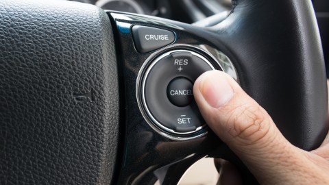 ¿El control de crucero ahorra combustible? Guía con beneficios y limitaciones.