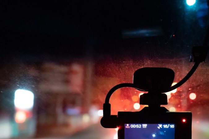 Guía paso a paso para instalar una dash cam en el parabrisas de tu auto.