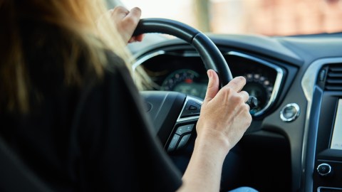 volante para controlar la dirección del auto