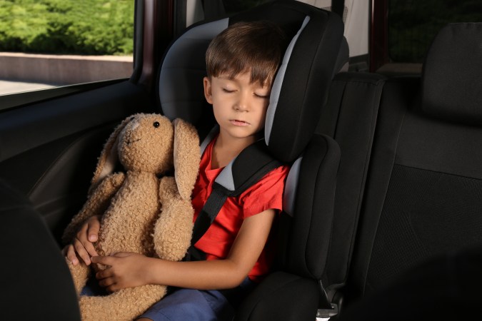 niño dormido en el carro