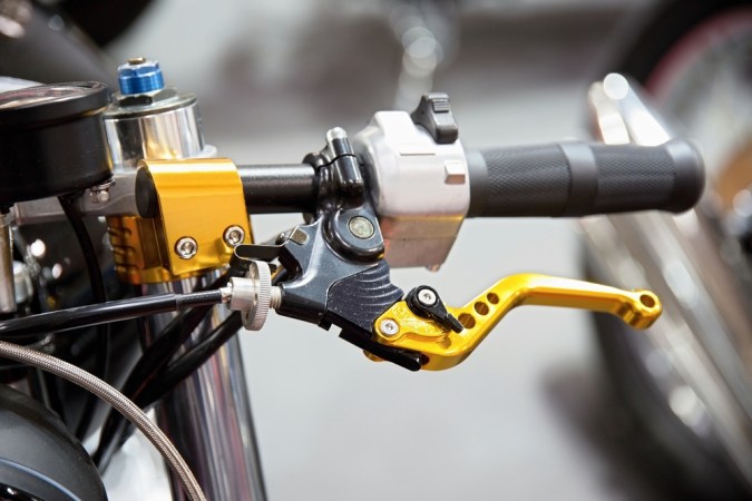 10 errores comunes que dañan el motor y frenos de tu moto.