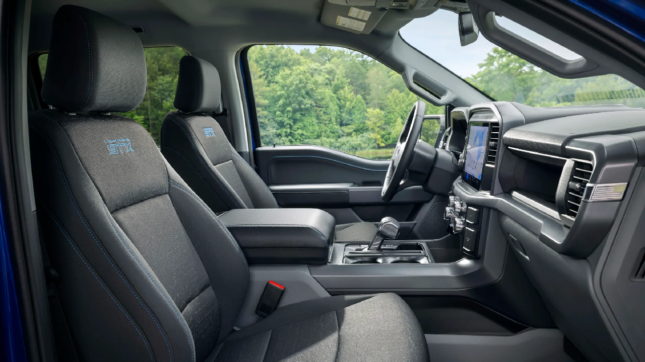 Ford F-150 Lightning STX está capacitada para un interior más cómodo.