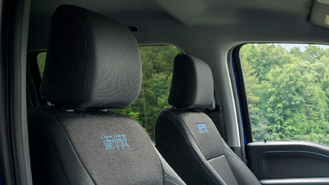 Ford F-150 Lightning STX está capacitada para un interior más cómodo.