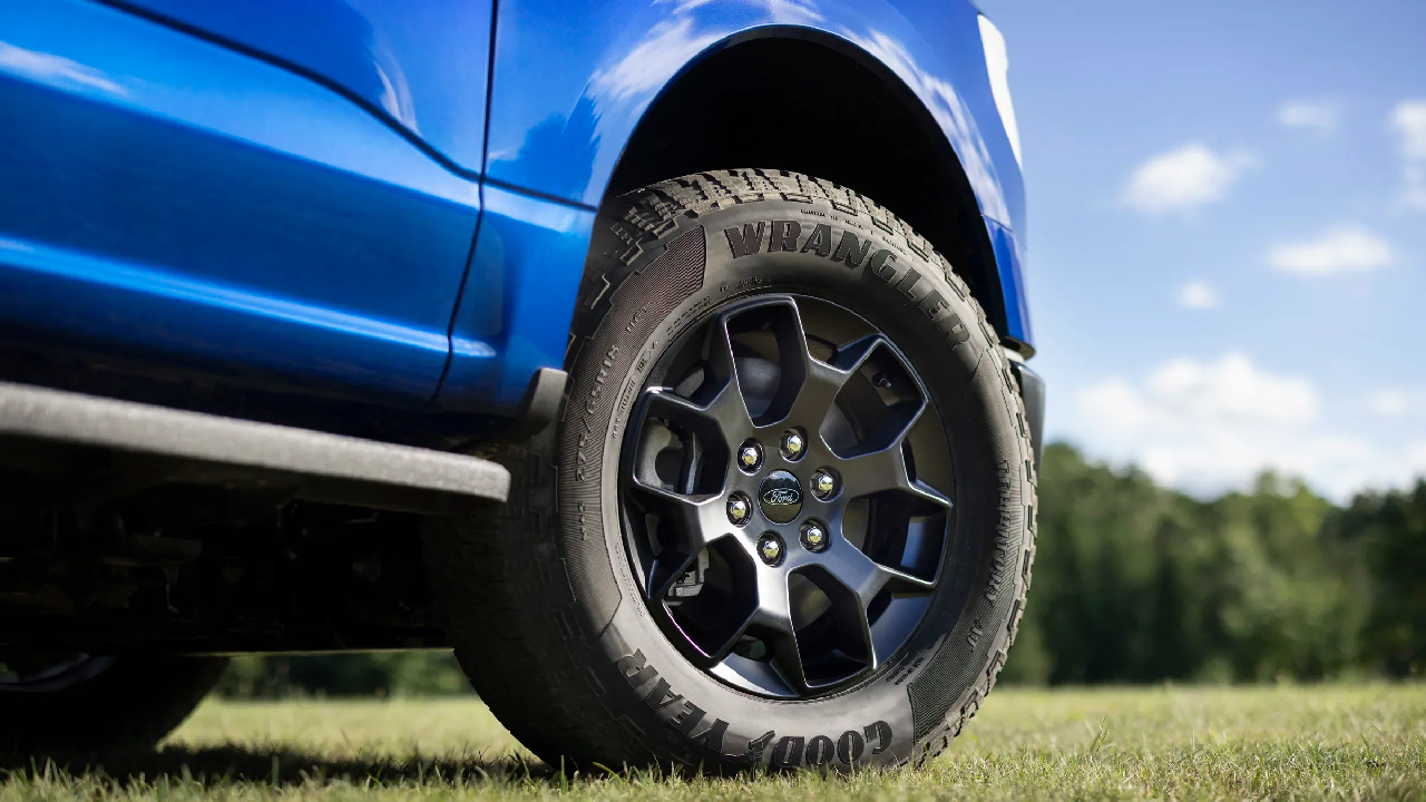 Ford F-150 Lightning STX tiene varios elementos para salir fuera del asfalto.