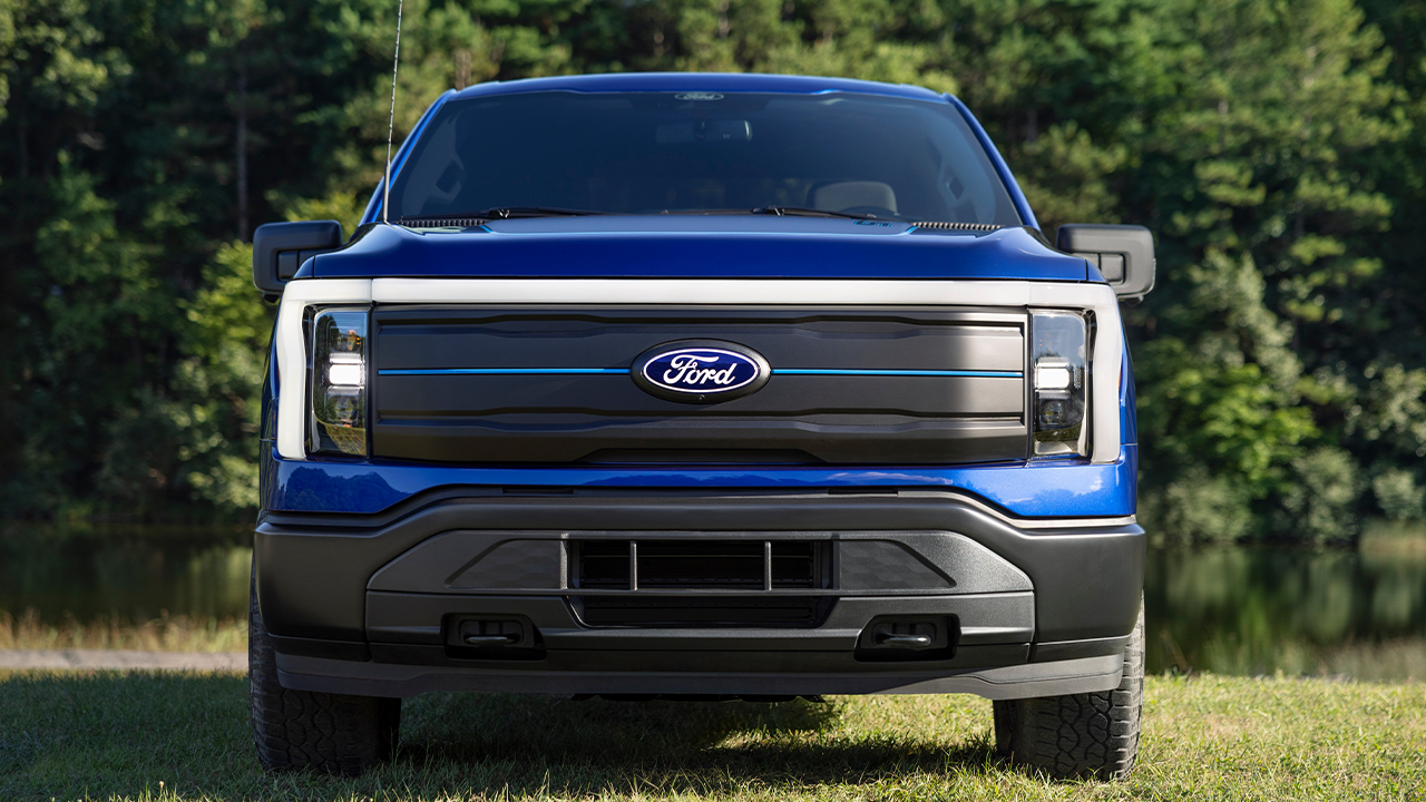 Ford F-150 Lightning STX tiene algunos elementos más robustos.