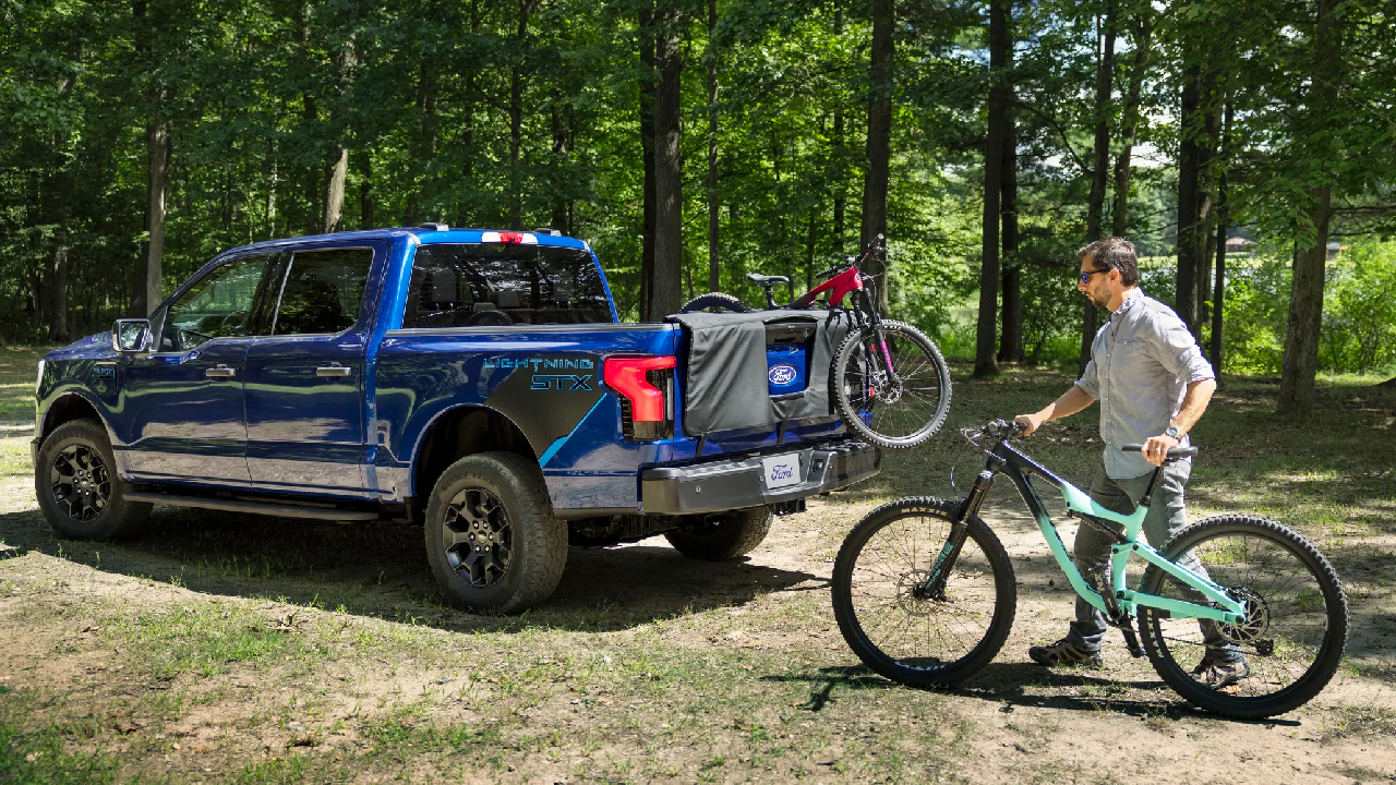 Ford F-150 Lightning STX tiene características para salir fuera de la ciudad.