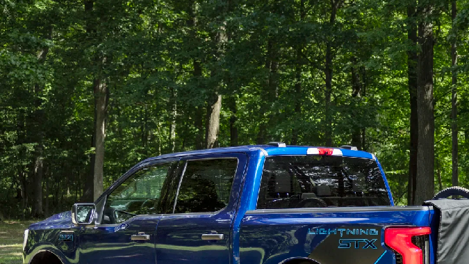 Ford F-150 Lightning STX tiene características para salir fuera de la ciudad.