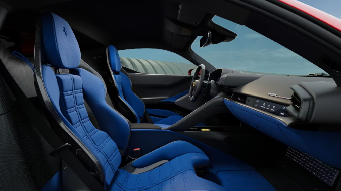 Ferrari 849 Testarossa tiene detalles interiores de comodidad y deportividad.