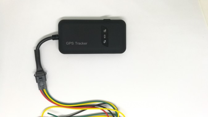 Usa detectores de señales para encontrar un GPS en tu vehículo.