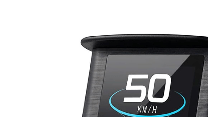 Pantallas holograficas HUD ayudan a una visión más enfocada en la carretera.