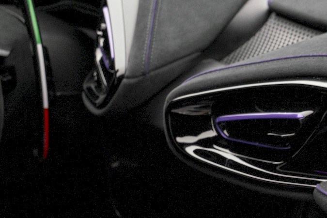 Motor V12 potenciado a 855 caballos de fuerza