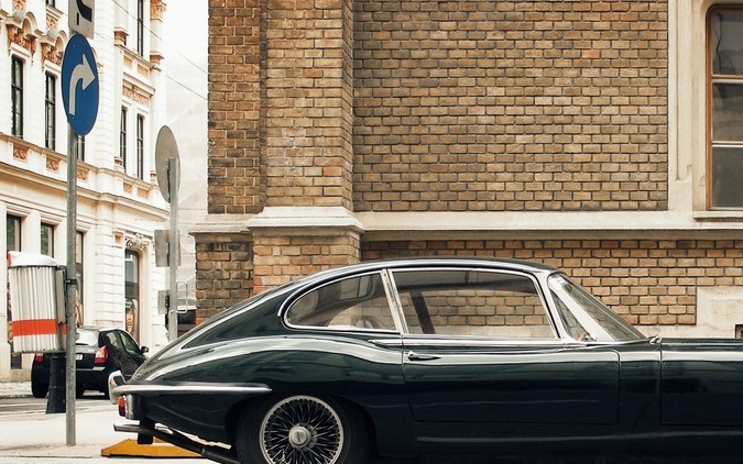 Patrick Dempsey deslumbra con su icónico Jaguar E-Type de los 60.