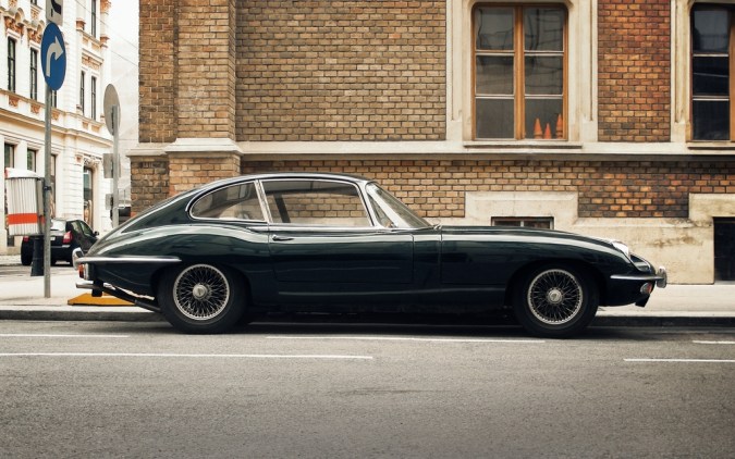 Patrick Dempsey deslumbra con su icónico Jaguar E-Type de los 60.