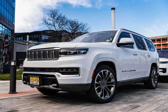 Jeep Grand Wagoneer destaca por su gran espacio interior.