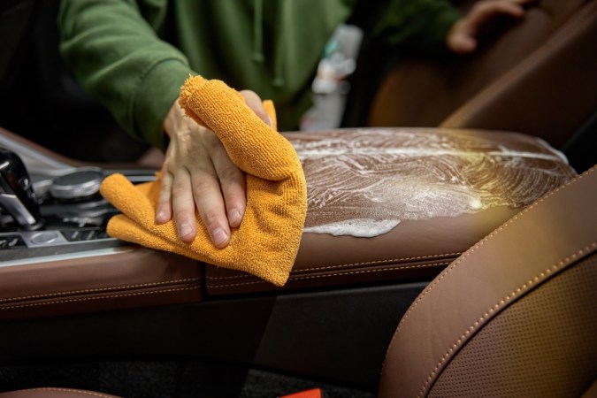 Guía 2025: Top limpiadores de cuero para autos para un brillo duradero.