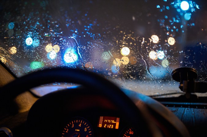 La lluvia es una de las causas de la humedad en el interior del auto.