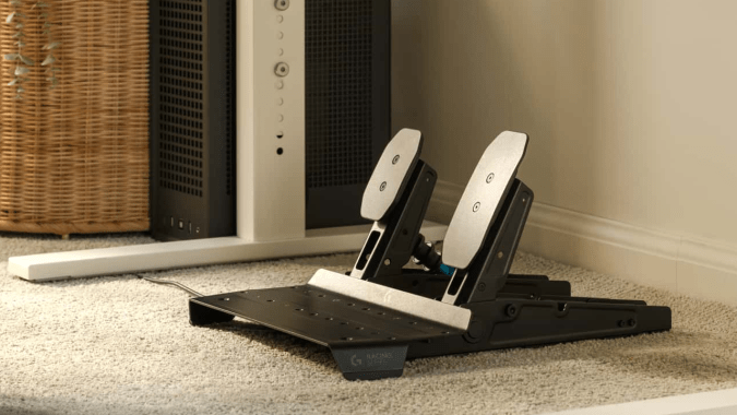 Pedales Logitech G Series RS50 viene con dos y tres pedales.