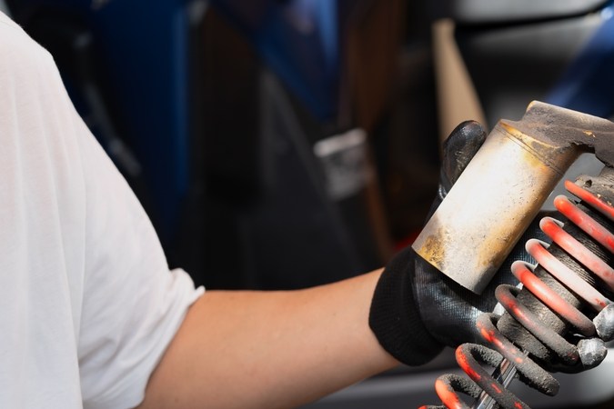 Cómo detectar fallos en los amortiguadores de tu auto y mantener la seguridad en la carretera.